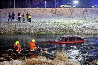 Skoda landet in Flutrinne in Glauchau: Mit wie viel Alkohol war der Mann unterwegs? - Ungewöhnlicher Einsatz für die Feuerwehr: Helfer haben am 8. März einen Skoda aus der Flutrinne in Glauchau geholt.