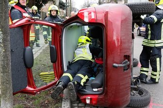 Skoda nach Unfall umgekippt - Fahrerin eingeklemmt -