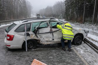 Skoda prallt auf Winterdienstfahrzeug -