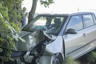 Skoda prallt gegen Baum - Ehepaar verletzt -