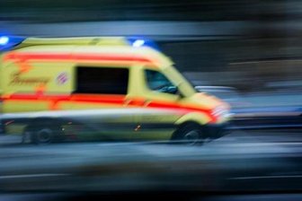 Skoda prallt gegen Baum: Vier Senioren verletzt - Ein schwerer Unfall hat sich am Montagvormittag auf der B 101 in Oberscheibe ereignet.