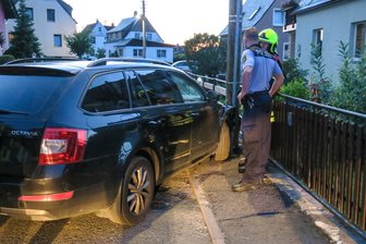 Skoda prallt gegen Strommast -