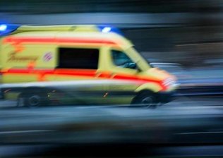 Skoda schleudert über die S 289: Betrunkener Fahrer schwer verletzt - Ein betrunkener Škodafahrer ist bei einem Unfall auf der S 289 bei Werdau Freitagnacht schwer verletzt worden.