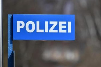Skoda steckt im Gleisbett fest -