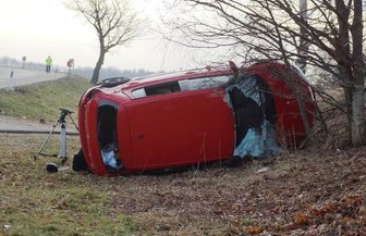 Skoda überschlägt sich - Autofahrerin schwer verletzt - Die Helfer mussten die 47-jährige Fahrerin nach dem Unfall aus ihrem Fahrzeug befreien.
