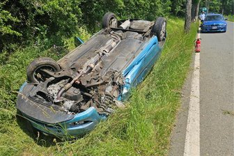 Skoda überschlägt sich in Weischlitz: Auto landet auf seinem Dach - Ein Skoda hat sich am Mittwochnachmittag in Kloschwitz überschlagen.
