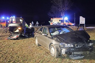 Skoda überschlägt sich nach Kollision auf Augustusburger Straße - drei Verletzte - Ein schwerer Verkehrsunfall hat sich am Donnerstag gegen 17 Uhr auf der Augustusburger Straße im Chemnitzer Ortsteil Euba ereignet.