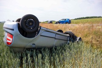 Skoda überschlägt sich - Unfall bei Niederbobritzsch hat ein Nachspiel - Ein Skoda hat sich bei einem Unfall überschlagen und blieb auf dem Dach liegen.