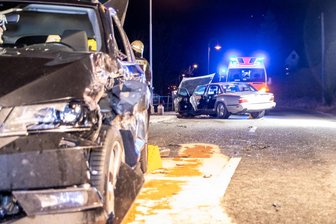 Skoda und Jaguar krachen in Großrückerswalde zusammen: Neun Verletzte - 