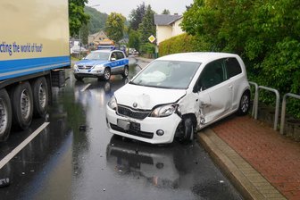 Skoda und Lkw stoßen zusammen -