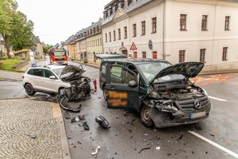 Skoda und Transporter kollidiert: Straßensperrung in Scheibenberg - Ein Skoda und ein Mercedes-Kleintransporter sind am Dienstagmorgen in Scheibenberg kollidiert.