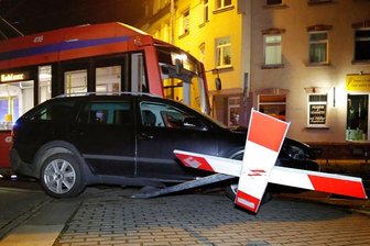 Skoda von Straßenbahn erfasst -