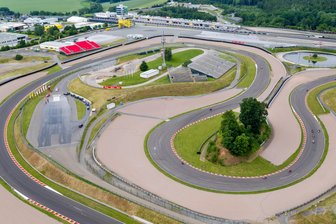 Skodafahrer landet versehentlich auf Rennstrecke des Sachsenrings - Ein 64-Jähriger ist mit seinem Skoda unabsichtlich auf die Rennstrecke des Sachsenrings geraten und im Kiesbett steckengeblieben. 