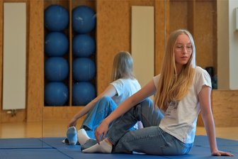 Skoliose: Zehn Jahre lang im Plastikkorsett für einen geraden Rücken - Rückenstärkende Gymnastik wie den Drehsitz absolviert Maria auch weiterhin.