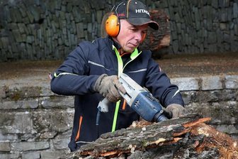 Skulpturen für Aue-Bad Schlema: Holzbildhauer freuen sich über mehr gestalterische Freiheit - Eine Stele, die die Stadtentwicklung thematisiert, wird von Robby Schubert gestaltet. 