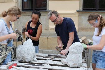 Skulpturen und Druckgrafiken kommen nun ins Amtsgericht - Das Bildhauerehepaar Jiang Bian Harbort und Sebastian Harbort leitet gemeinsam den Bildhauerkurs.