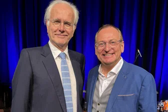 Skurril: Harald Schmidt trifft im Vogtland auf Kult-Witwe - Im Herbst gastiert Late Night-Talker Harald Schmidt mit Schauspieler Volker Heißmann in Bad Elster.