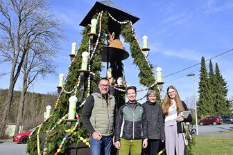 Skurrile Aktion in Dorf im Vogtland: Weihnachtspyramide wird zur Osterpyramide - Initiiert wurde die Aktion vom Dorfclub. Im Foto die Mitglieder Michelle Hertel, Manuela Biehn, Julia Seidel und Michael Ruschke (von rechts). Foto: Eckhard Sommer