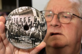 Skurrile Exponate im Karl-May-Haus in Hohenstein-Ernstthal - André Neubert, Leiter des Karl-May-Hauses, hat die Historie der Sendung des „Soldatensender Annie“ näher beleuchtet.