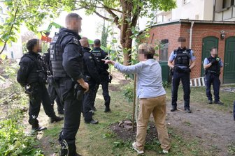 Skurrile Szenen an der Further Straße in Chemnitz: Alter Ahorn fällt am Ende doch - Die Polizei schirmt den Baum während der Fällung ab. Dabei müssen sich die Beamten von Anwohnern einiges anhören.