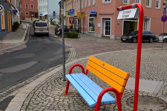 Skurriler „Bankraub“ in Hainichen: OB Greysinger bittet um Hilfe - So sehen die Mitfahrbänke in Hainichen aus, hier auf dem Neumarkt. Die an der Mittweidaer Straße aufgestellte Bank ist nun geraubt worden.