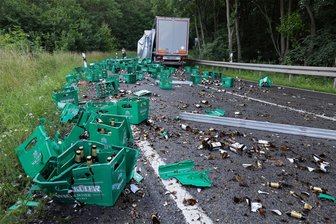 Skurriler Lkw-Unfall in Wüstenbrand: Gut 600 Kästen Bier blockieren Limbacher Straße - Gut 600 Kästen Bier verteilten sich am Montagabend auf der Limbacher Straße.