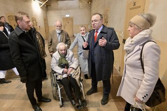 Skurriler Personal-Zoff um Gedenkstätte: Wie es in Hoheneck weiter geht - Stefan Appelius (2. v. r.) und Ministerpräsident Michael Kretschmer (l.) bei der Gedenkveranstaltung im Februar. Mittlerweile ist Appelius nicht mehr bei der Gedenkstätte beschäftigt.