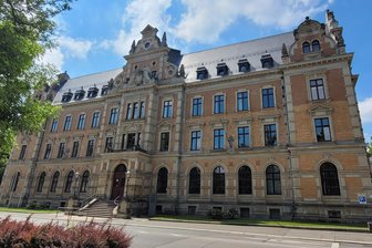 Skurriler Prozess nach Einbruchserie in Zwickau, Erzgebirge und Vogtland: Eindringling rief selbst die Polizei - Vor dem Zwickauer Amtsgericht wurde der Fall eines 36-jährigen Seriendiebs verhandelt.