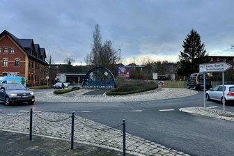 Skurriler Unfall mit Bus im Kreisverkehr in Hohenstein-Ernstthal: Fahrer fährt weiter – Passagiere rufen die Polizei - Die Unfallstelle befindet sich am Kreisverkehr an der Goldbachstraße in Hohenstein-Ernstthal.