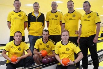 SKV: Jetzt wartet die 2. Liga - Die erste Männermannschaft des SKV Auerbach hat den Aufstieg in die 2. Kegel-Bundesliga geschafft. Christian Steiner (hinten von links), Thomas Müller, Martin Hamann, Nico schädlich, Chris Ehrhardt, Lars Stock (vorne von links), Tobias Rössel und Sven Schneider spielten eine erfolgreiche Saison.