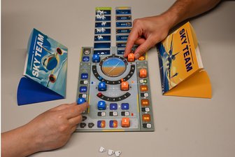 „Sky Team“ Spiel des Jahres: Warum es nur im Spielemuseum Chemnitz zu finden ist und wie die Experten es bewerten - Blick ins Cockpit: Bei Sky Team schlüpfen die Spieler in die Rolle des Piloten und des Co-Piloten. Gemeinsam müssen sie eine Passagiermaschine am Zielflughafen landen.