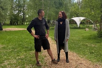 Slack for Peace: Eubaer wollen auf Hochseil über der Brückenstraße balancieren - Die Gründer Hendrik Hadlich und Karina Falke auf der Wiese des Basecamp an der Eubaer Straße.