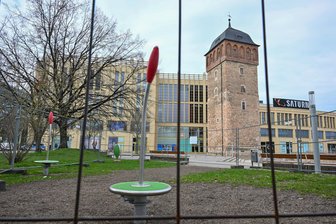 Slackline und Drehscheiben: Neue Spielgeräte locken bald an Roten Turm in Chemnitz - Auf den Drehscheiben kann man sitzen oder im Stehen seine Balance trainieren.