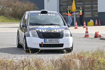Slalom-Cup im Erzgebirge: Gastgeber erleben böse Überraschung - Bei den Proberunden konnte Helena Trabitzsch noch mit dem Auto des 1. Auer MSC fahren.