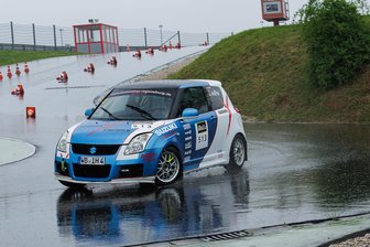 Slalom: Gelungene Premiere auf dem Sachsenring schreit nach Wiederholung - Auch vom schlechten Wetter ließen sich die Fahrer - so wie hier Ian Hayn in seinem Suzuki Swift - nicht die Laune vermiesen.