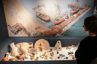 Smac Chemnitz zeigt Sonderschau zu Pompeji: Der seidene Faden des Lebens - Verloren oder weggeworfen - Archäologen freuen sich, was sich im Hafen des antiken Neapel alles finden ließ, darunter Geschirr und Transportbehälter.