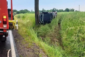 Smart fährt am Rochlitzer Berg gegen „einsame Eiche“ - An einer Rechtskurve nach dem Abzweig Sörnzig war der Smart von der Straße abgekommen und gegen einen Baum geprallt.