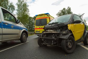 Smart kommt von Fahrbahn ab - B 101 bei Obergruna gesperrt - Ein Smart-Fahrer kam am Sonntag auf der B 101 bei Obergruna von der Fahrbahn ab und verursachte einen Unfall.