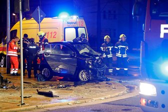 Smart prallt gegen Hauswand - Fahrer schwer verletzt - Der Fahrer verlor die Kontrolle über das Auto, kollidierte mit der Hauswand und kam mit dem Fahrzeug auf dem Gehweg zum Stehen.