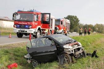 Smart überschlägt sich auf B 107 - 