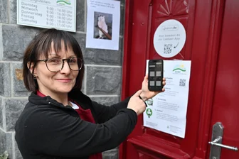 Smart und trotzdem sicher: Hofladen in Westsachsen setzt auf Einkauf per Handy und App - Mandy Kunz am Eingang zum Hofladen in Härtensdorf. Ab Montag kann man dort auch in Selbstbedienung einkaufen, außerhalb der Ladenöffnungszeiten. Smarte Technik macht’s möglich.