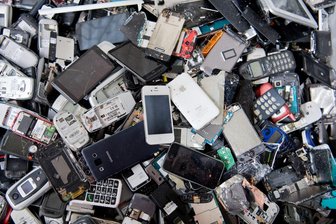 Smartphone in der Schublade? Warum das riskant sein kann - Lieber weg damit: Alte Smartphones, Telefone und andere Elektronikgeräte sollten nicht zu lange daheim lagern. Im Recycling sind sie besser aufgehoben.