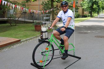 Smoothie-Fahrrad als Attraktion zum Parkfest am Rodewischer Krankenhaus - Personalleiter Peter Geipel hat das Smoothie-Rad getestet.