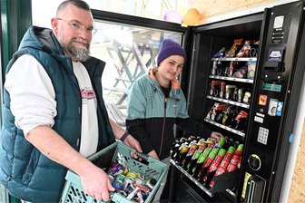 Snack-Automaten neu am Busbahnhof in Klingenthal - Die Automaten werden von Marie und Jens Gerwich täglich bestückt.