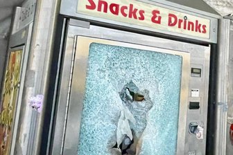 Snackautomat am Bahnhof Freiberg beschädigt: Das haben die Ermittlungen bisher ergeben - Der Snackautomat am Bahnsteig 1 des Freiberger Bahnhofes wurde im Dezember 2025 beschädigt.