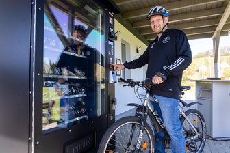 Snackautomat statt Getränkekiste: Göritzhain bekommt moderne Radlerrast - Radfahrer Benjamin Zschage gehört zu den ersten Kunden am neuen Snackautomaten in Göritzhain.