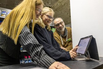 Snacks und Getränke in der Hofpause – Wie eine Chemnitzer Schülerfirma das Einmaleins des Einzelhandels kennenlernt - Emelie Teucher, Elena Hertel und Sebastian Meyer (v. l.) an der Kasse des Schülermarkts.