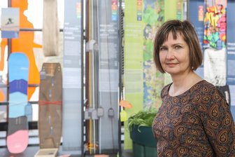 Snowboard aus Hanf und Speichen aus Kunstfaser: Woran die Textilindustrie in Chemnitz forscht - Anke Pfau vom Verband der Nord-Ostdeutschen Textil- und Bekleidungsindustrie hat die Ausstellung „Textil? Zukunft! 2025“ im Industriemuseum mit entwickelt. Links ist ein Snowboard und ein Kiteboard zu sehen, bei denen Hanffasern verwendet wurden.