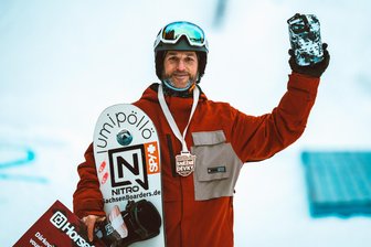 Snowboard-Routinier fährt mit fast 50 Jahren noch aufs Siegerpodest - Starker Auftritt: Henry Holze hat beim Snowboard-Contest im böhmischen Pernink der jüngeren Konkurrenz ein Schnippchen geschlagen.