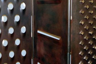So aufreibend kann Hausarbeit sein - Ein Detail aus Mona Hatoums Paravent aus Stahl - dreiteilig und überdimensional hat er die Form von Küchenreiben.
